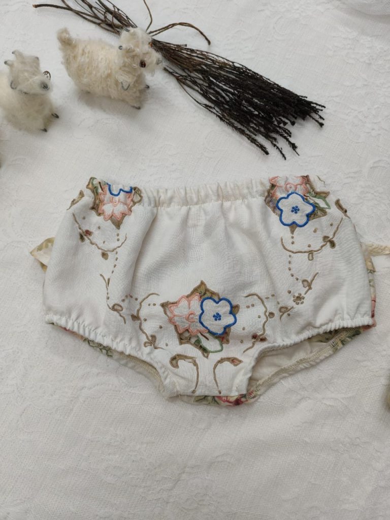 Ouma se tafeldoek broekie