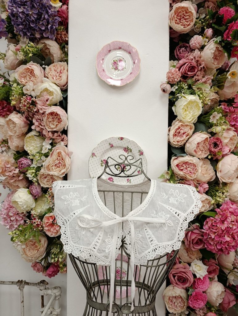 Vintage white stunning collar